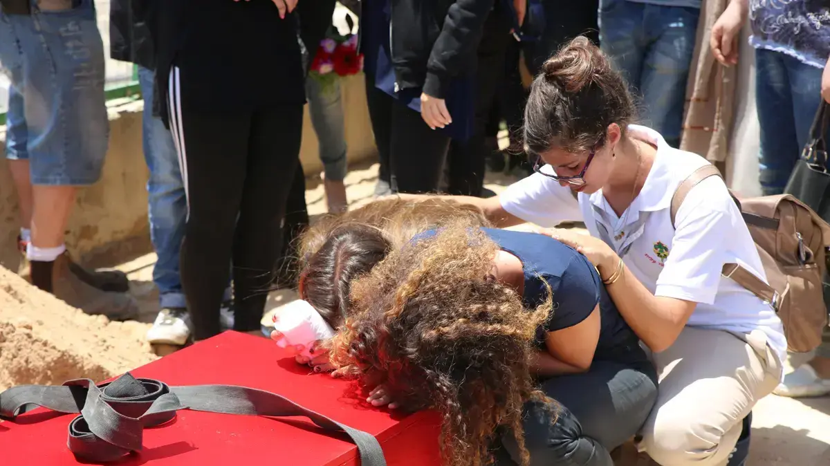 הלווייתה של ויטל ברמש בת ה-17 שנהרגה מכדור בביתה ברמת גן. 20 במאי 2016 הלווייתה של ויטל ברמש בת ה-17 שנהרגה מכדור בביתה ברמת גן. 20 במאי 2016