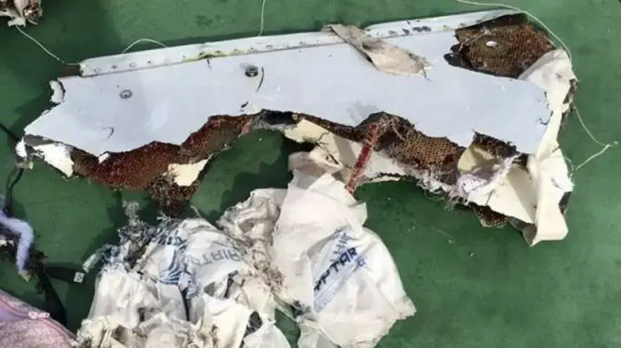 חפצים שנמצאו בין הריסות מטוס "איג'יפטאייר", מאי 2016