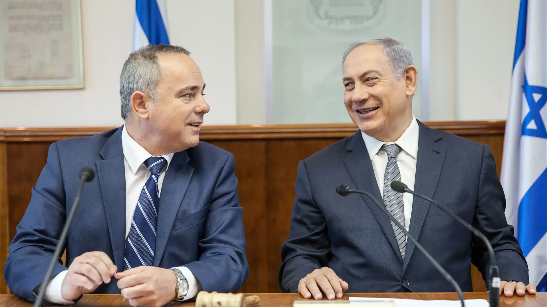 ראש הממשלה בנימין נתניהו והשר יובל שטייניץ, בישיבת ממשלה, 22 במאי 2016 ראש הממשלה בנימין נתניהו והשר יובל שטייניץ, בישיבת ממשלה, 22 במאי 2016