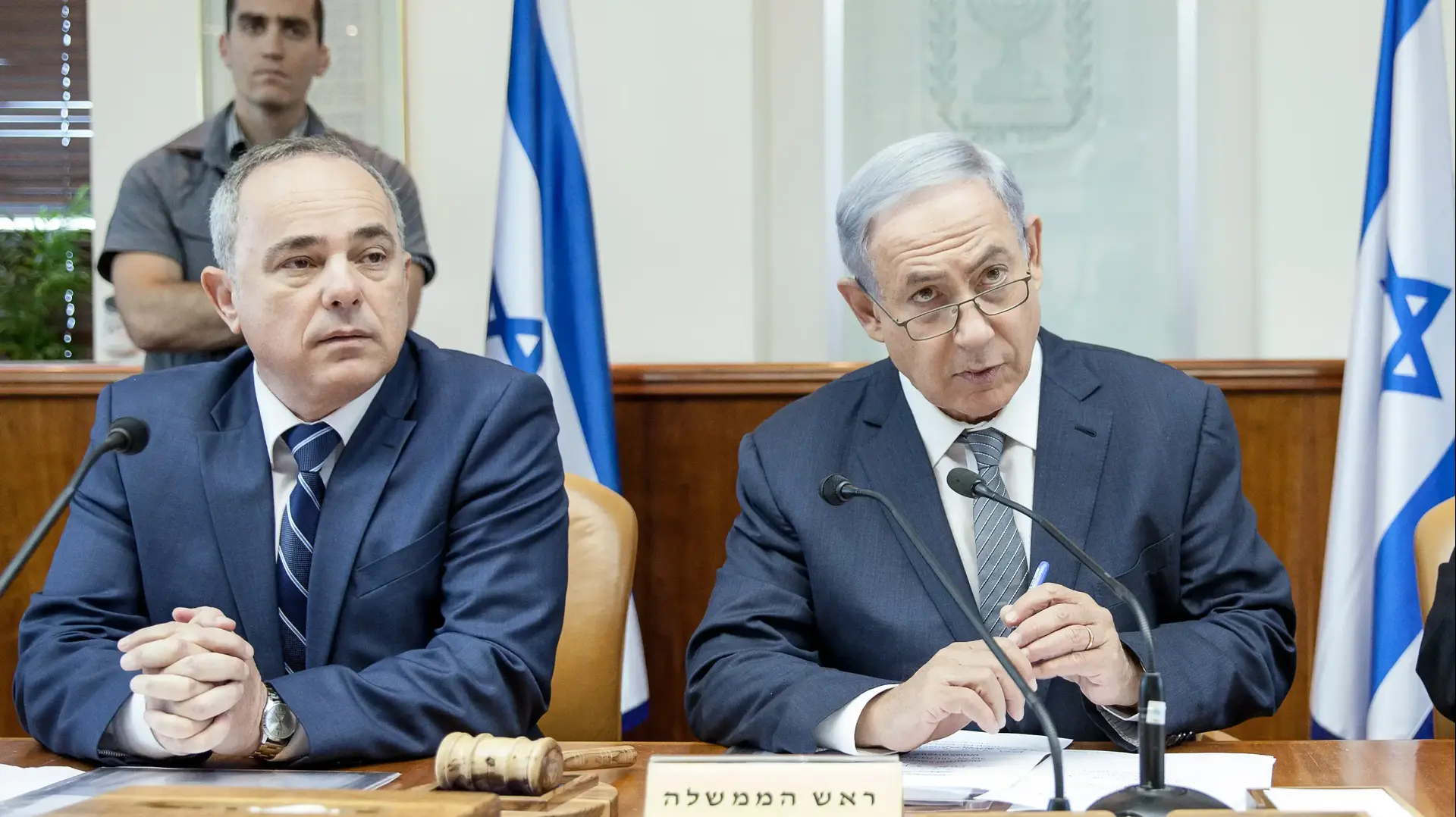 ראש הממשלה בנימין נתניהו והשר יובל שטייניץ בישיבת ממשלה, 22 במאי 2016 ראש הממשלה בנימין נתניהו והשר יובל שטייניץ בישיבת ממשלה, 22 במאי 2016