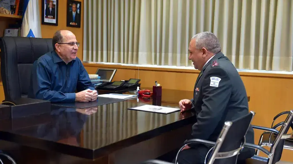 שר הביטחון היוצא משה יעלון נפרד מהרמטכ"ל גדי איזנקוט. לשכת שר הביטחון, 22 במאי 2016 שר הביטחון היוצא משה יעלון נפרד מהרמטכ"ל גדי איזנקוט. לשכת שר הביטחון, 22 במאי 2016