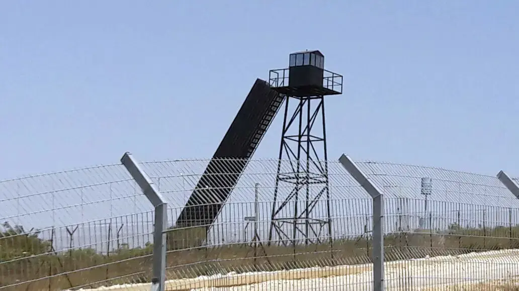 מגדלי שמירה שצצו בצדו הלבנוני של הגבול