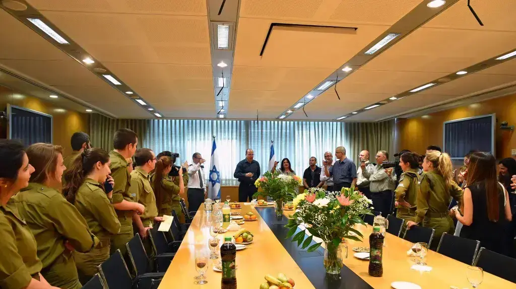 פרידה משר הביטחון משה יעלון במשרדו בקריה פרידה משר הביטחון משה יעלון במשרדו בקריה