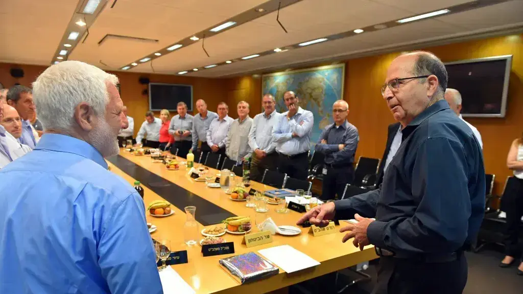 פרידה משר הביטחון משה יעלון במשרדו בקריה פרידה משר הביטחון משה יעלון במשרדו בקריה