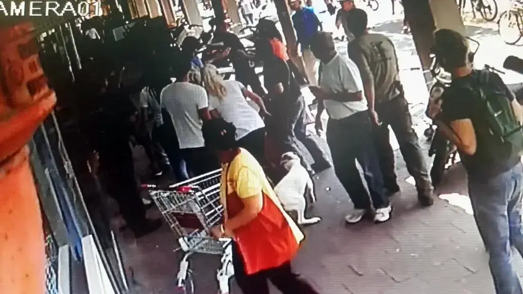 תקיפת עובד ערבי בחנות סופר יהודה באבן גבירול תל אביב  תועדה במצלמות האבטחה