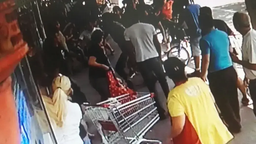 תקיפת עובד ערבי בחנות סופר יהודה באבן גבירול תל אביב תועדה במצלמות האבטחה תקיפת עובד ערבי בחנות סופר יהודה באבן גבירול תל אביב תועדה במצלמות האבטחה