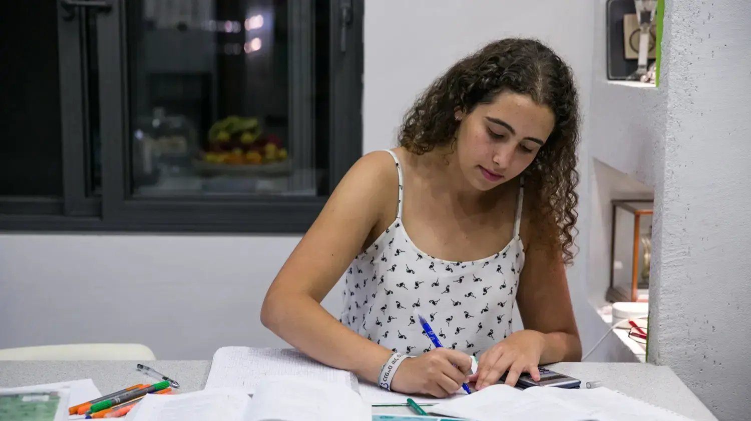ענבל ועקנין נבחנת בבחינת הבגרות חמש יחידות במתמטיקה ענבל ועקנין נבחנת בבחינת הבגרות חמש יחידות במתמטיקה
