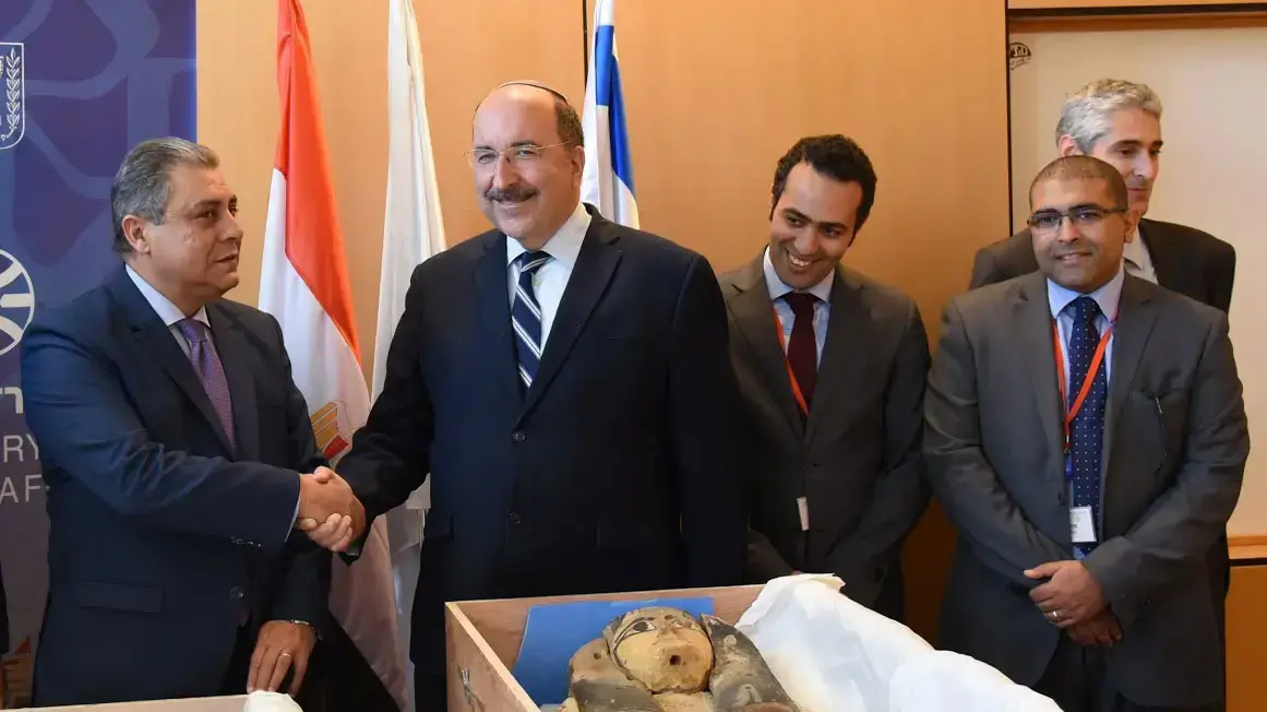 העברת סרקופגים שהגיעו לישראל באופן לא חוקי לשגריר מצרים, משרד החוץ, ירושלים, 22 במאי 2016 העברת סרקופגים שהגיעו לישראל באופן לא חוקי לשגריר מצרים, משרד החוץ, ירושלים, 22 במאי 2016