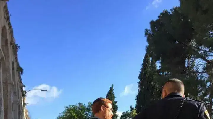 פעיל הימין יהודה גליק עולה להר הבית ביום השבעתו לכנסת מטעם הליכוד. 23 במאי 2016 פעיל הימין יהודה גליק עולה להר הבית ביום השבעתו לכנסת מטעם הליכוד. 23 במאי 2016