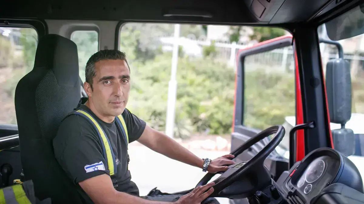 יקי מזרחי כבאי אש חשוף לאלימות חרדים בירושלים יקי מזרחי כבאי אש חשוף לאלימות חרדים בירושלים