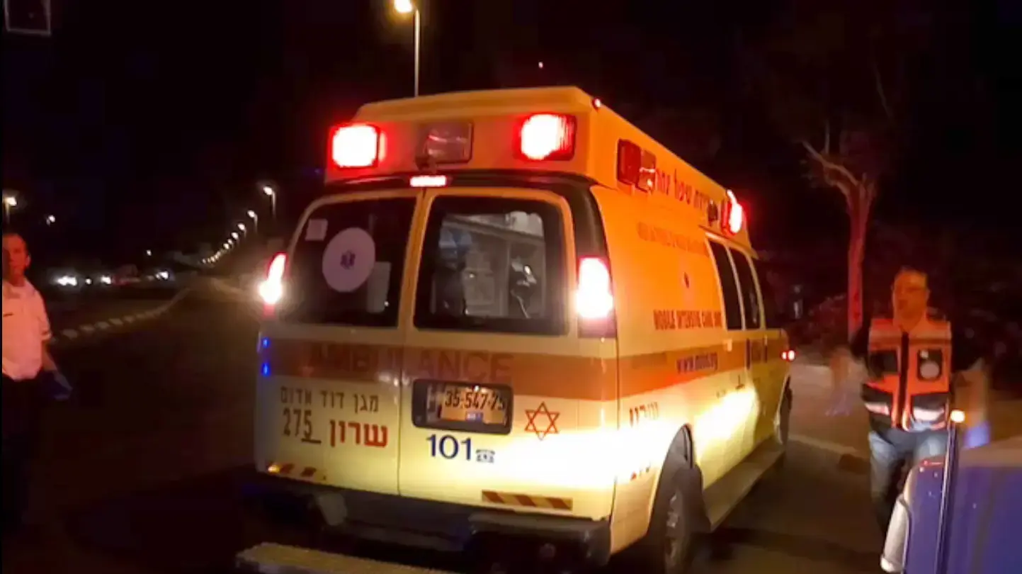 אמבולנס מפנה פצוע בניסיון חיסול בנתניה, 23 במאי 2016. אמבולנס מפנה פצוע בניסיון חיסול בנתניה, 23 במאי 2016.