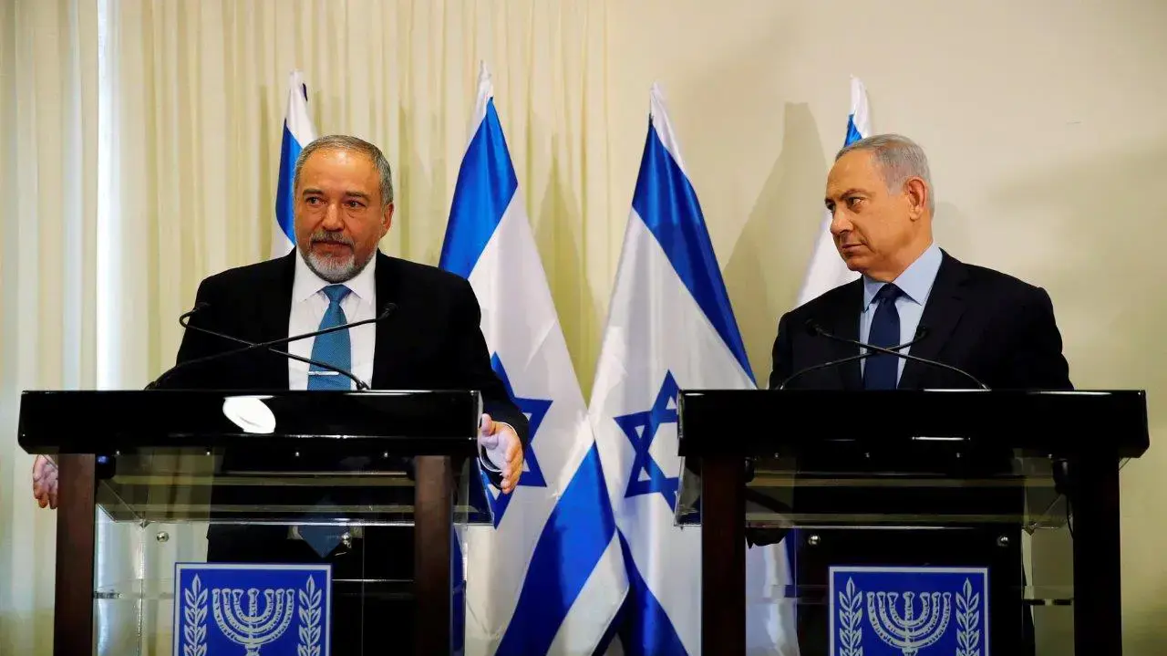 בנימין נתניהו ואביגדור ליברמן חותמים על הסכם קואליציוני, 25 במאי 2016 בנימין נתניהו ואביגדור ליברמן חותמים על הסכם קואליציוני, 25 במאי 2016