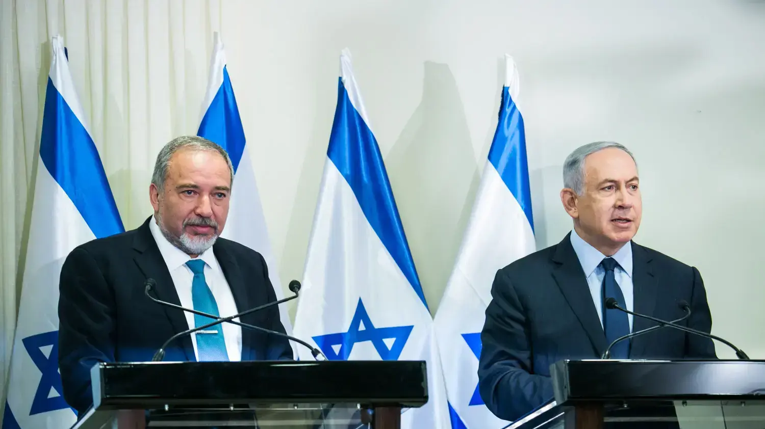 אביגדור ליברמן ובנימין נתניהו בחתימה על ההסכם הקואליציוני, מאי 2016 אביגדור ליברמן ובנימין נתניהו בחתימה על ההסכם הקואליציוני, מאי 2016