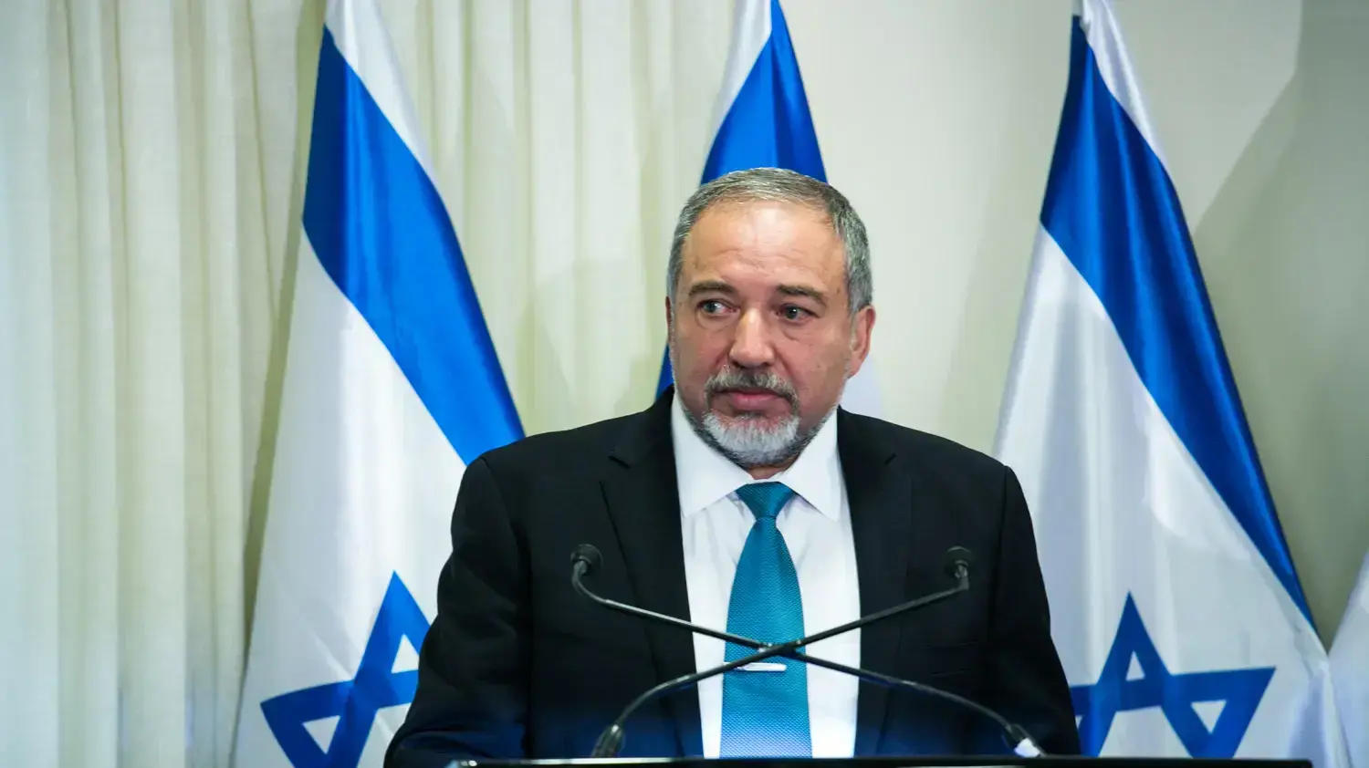 אביגדור ליברמן בחתימה על ההסכם הקואליציוני, מאי 2016 אביגדור ליברמן בחתימה על ההסכם הקואליציוני, מאי 2016