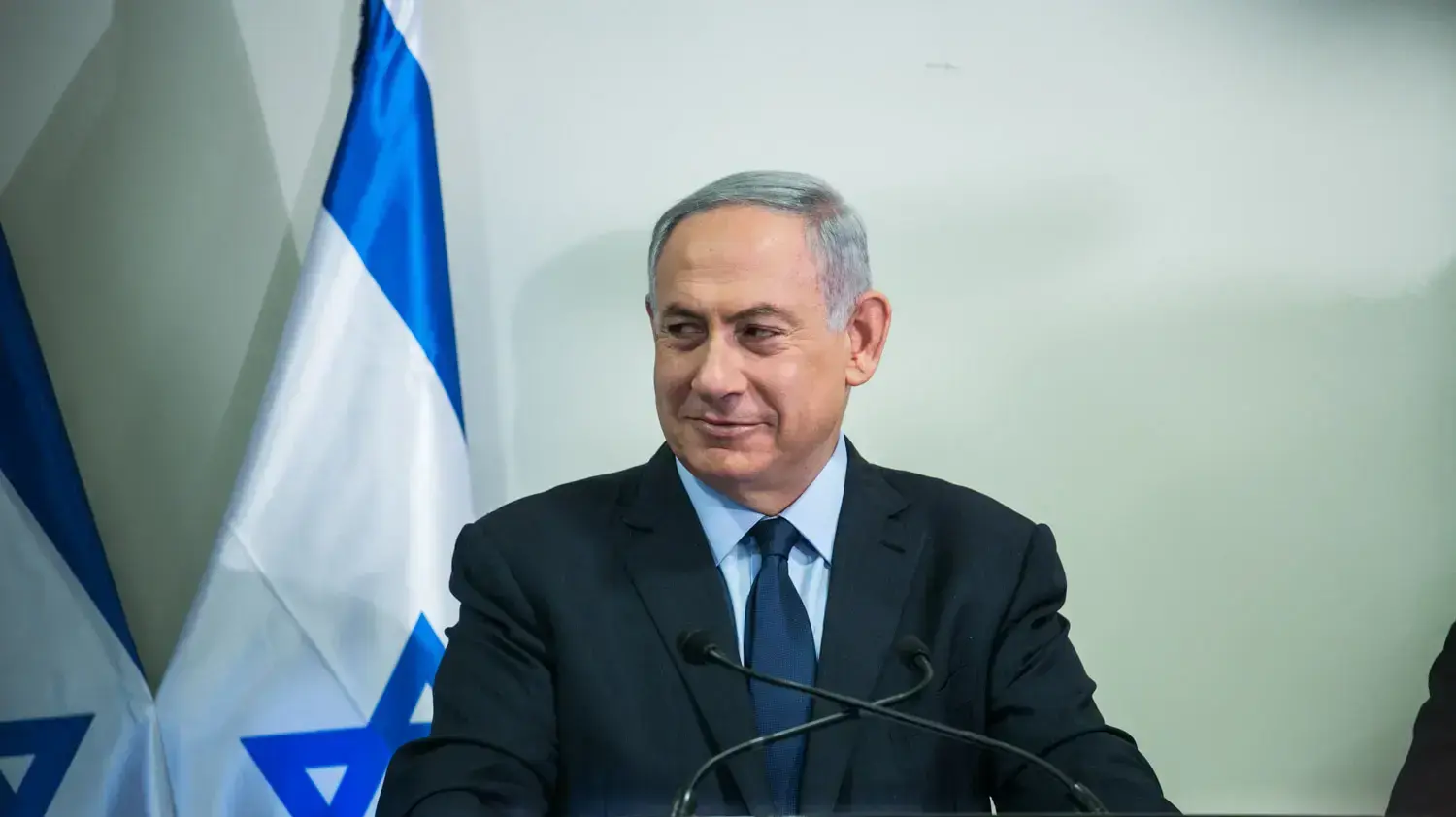 אביגדור ליברמן ובנימין נתניהו בחתימה על ההסכם הקואליציוני, 25 במאי 2016 אביגדור ליברמן ובנימין נתניהו בחתימה על ההסכם הקואליציוני, 25 במאי 2016