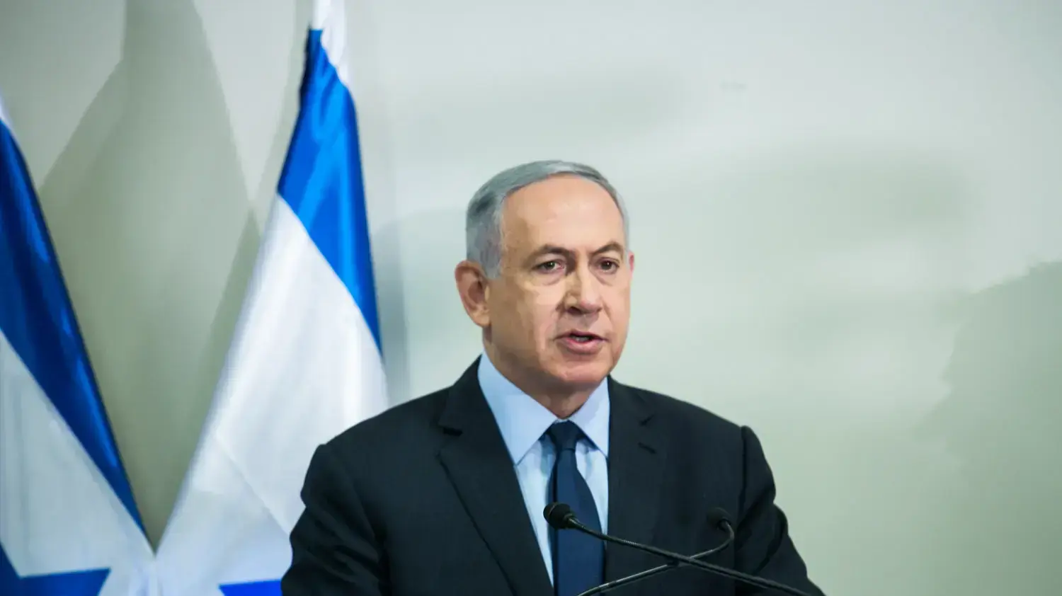 אביגדור ליברמן ובנימין נתניהו בחתימה על ההסכם הקואליציוני, 25 במאי 2016 אביגדור ליברמן ובנימין נתניהו בחתימה על ההסכם הקואליציוני, 25 במאי 2016