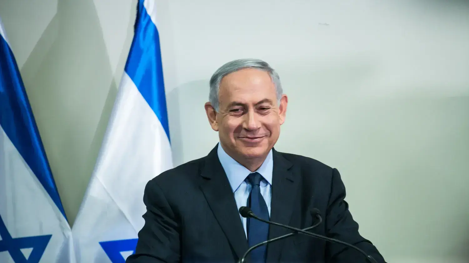 אביגדור ליברמן ובנימין נתניהו בחתימה על ההסכם הקואליציוני, 25 במאי 2016 אביגדור ליברמן ובנימין נתניהו בחתימה על ההסכם הקואליציוני, 25 במאי 2016