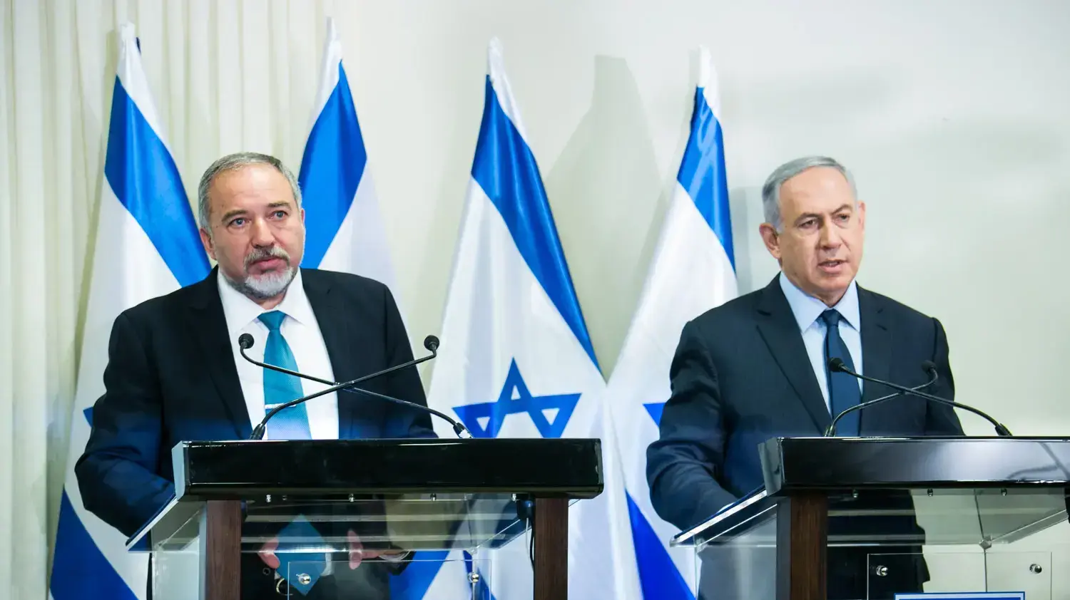 אביגדור ליברמן ובנימין נתניהו בחתימה על ההסכם הקואליציוני, מאי 2016 אביגדור ליברמן ובנימין נתניהו בחתימה על ההסכם הקואליציוני, מאי 2016