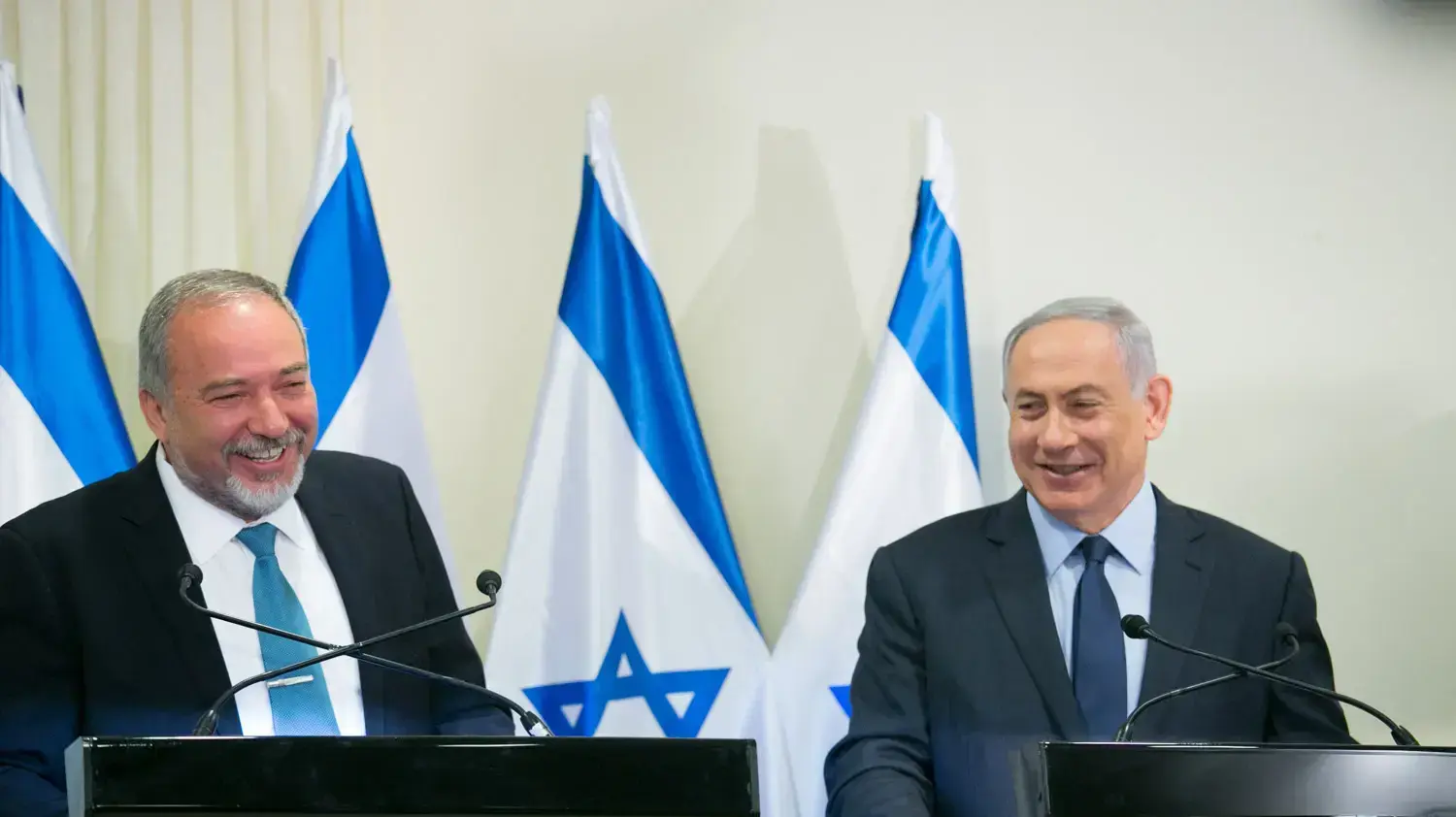 אביגדור ליברמן ובנימין נתניהו בחתימה על ההסכם הקואליציוני, מאי 2016 אביגדור ליברמן ובנימין נתניהו בחתימה על ההסכם הקואליציוני, מאי 2016