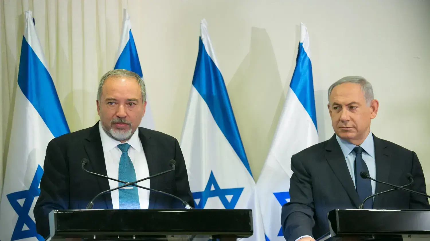 אביגדור ליברמן ובנימין נתניהו בחתימה על ההסכם הקואליציוני, מאי 2016