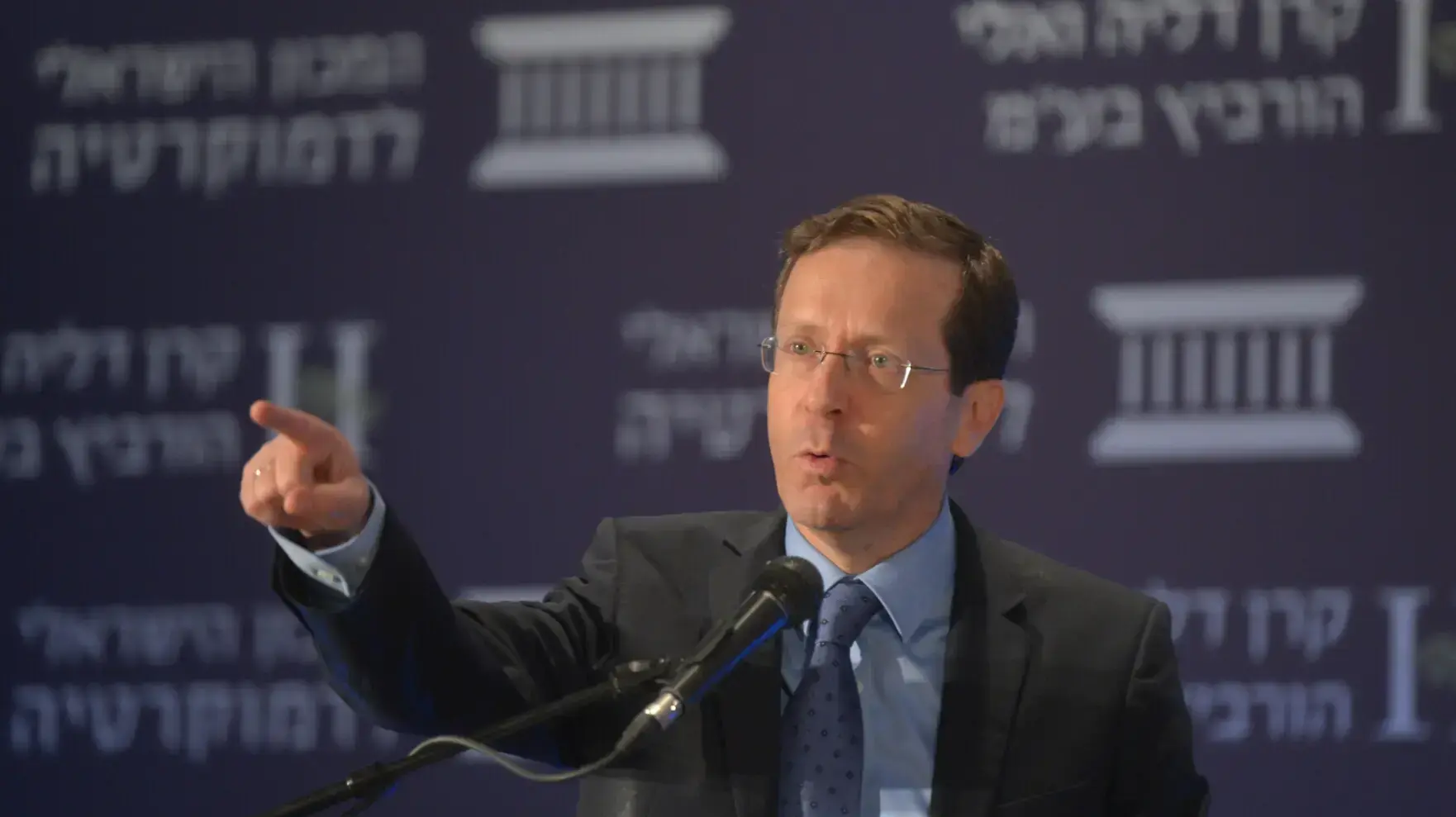 ח"כ יצחק הרצוג בכנס אלי הורביץ לכלכלה וחברה של המכון הישראלי לדמוקרטיה. מאי 2016 ח"כ יצחק הרצוג בכנס אלי הורביץ לכלכלה וחברה של המכון הישראלי לדמוקרטיה. מאי 2016