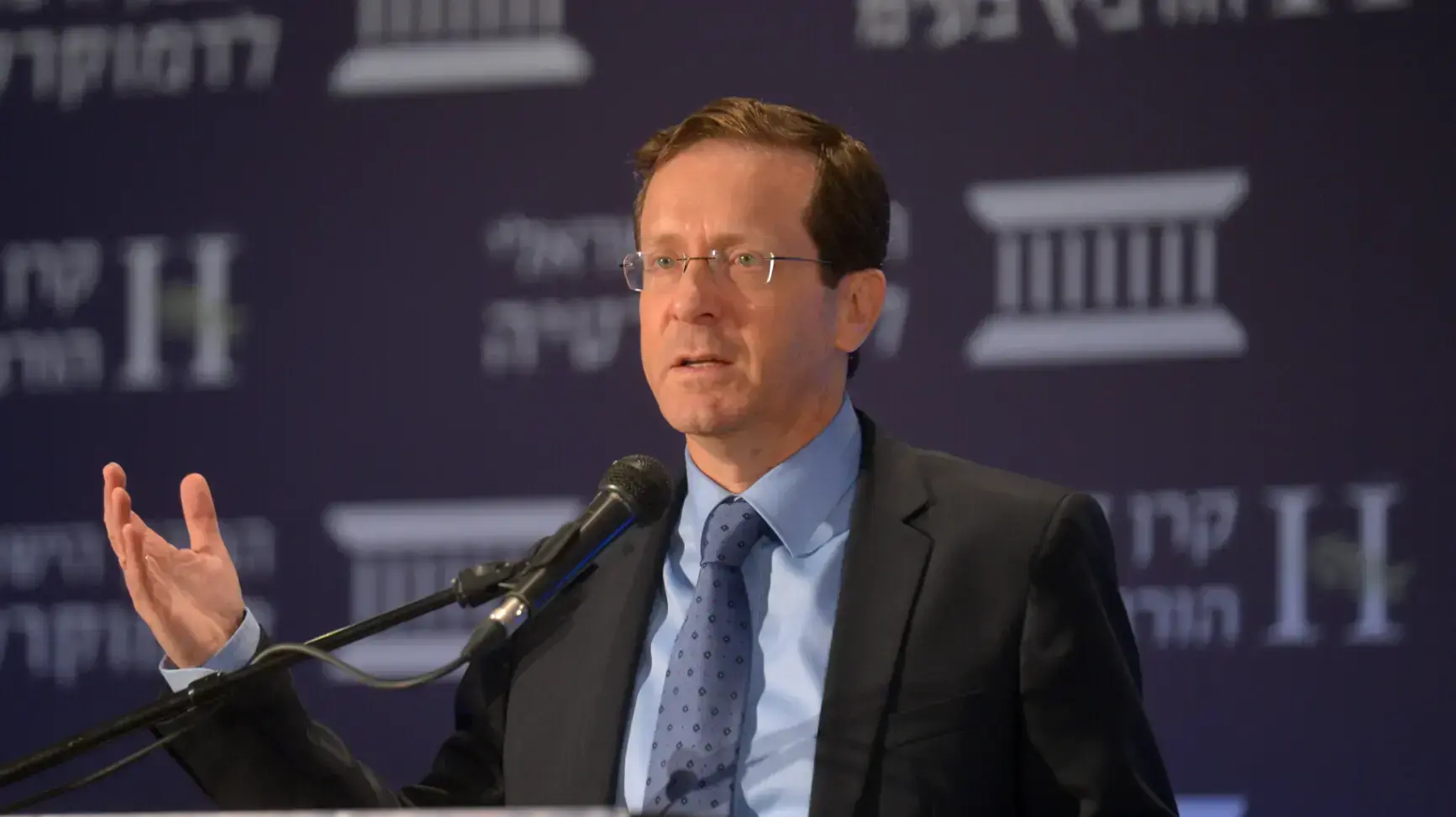 ח"כ יצחק הרצוג בכנס אלי הורביץ לכלכלה וחברה של המכון הישראלי לדמוקרטיה. מאי 2016 ח"כ יצחק הרצוג בכנס אלי הורביץ לכלכלה וחברה של המכון הישראלי לדמוקרטיה. מאי 2016
