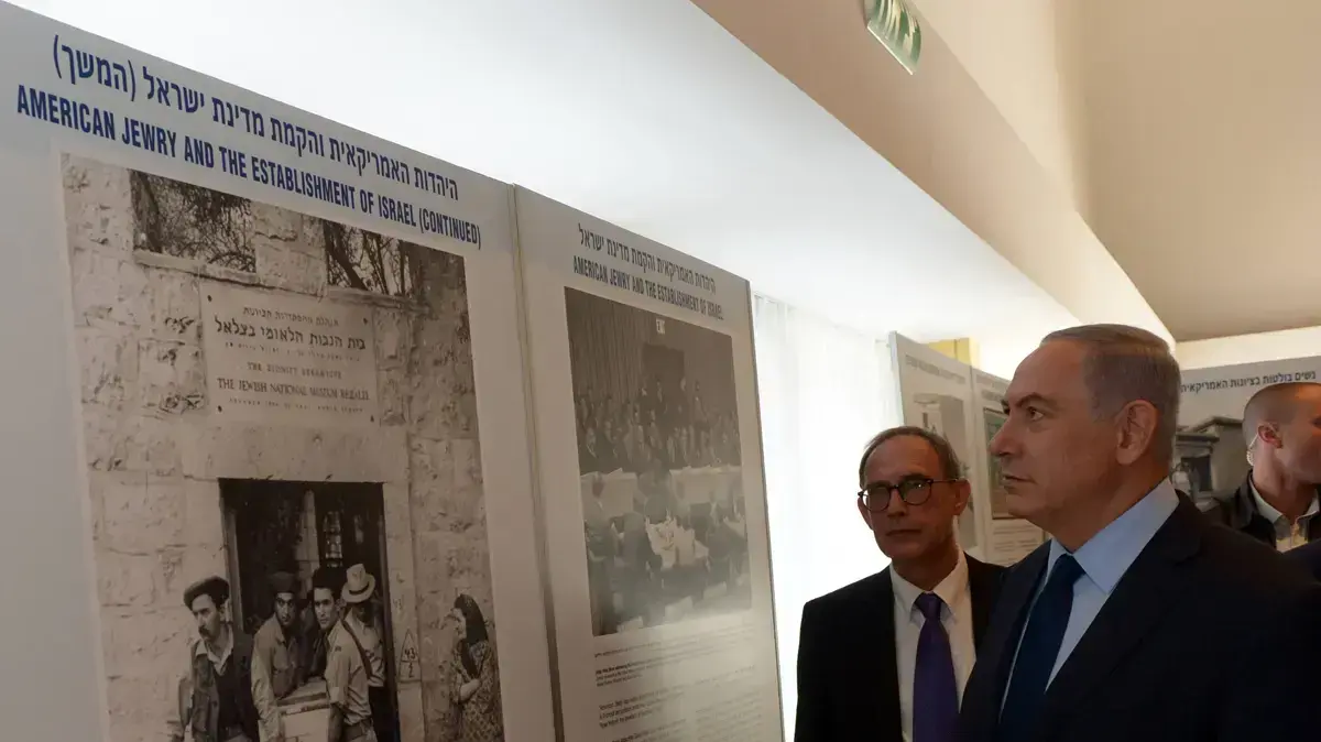 ראש הממשלה בנימין נתניהו בפתיחת תערוכה 100 שנות מעורבות ישראל ארה"ב, כנסת. מאי 2016 ראש הממשלה בנימין נתניהו בפתיחת תערוכה 100 שנות מעורבות ישראל ארה"ב, כנסת. מאי 2016