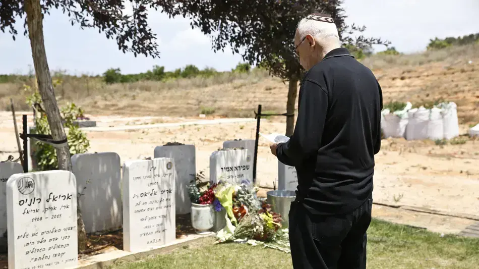 אליעזר רוניס, אבא של אריאל רוניס, ליד קבר בנו שנה אחרי התאבדותו, 24.05.16 אליעזר רוניס, אבא של אריאל רוניס, ליד קבר בנו שנה אחרי התאבדותו, 24.05.16