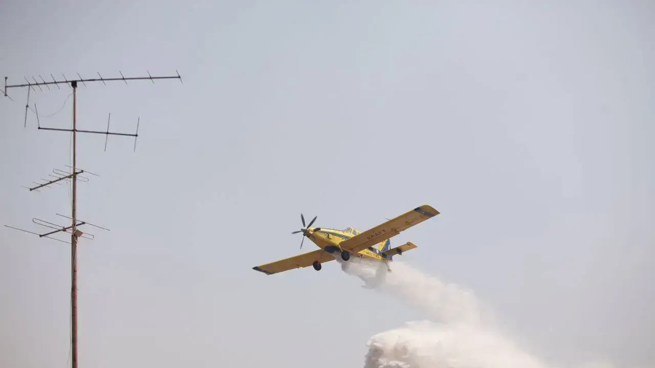 מטוס כיבוי שריפה באזור שכונת רמות, ירושלים. 26 במאי 2016 מטוס כיבוי שריפה באזור שכונת רמות, ירושלים. 26 במאי 2016