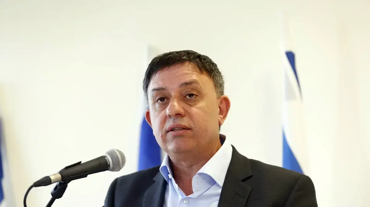 השר להגנת הסביבה אבי גבאי במסיבת עיתונאים על התפטרותו, 27 במאי השר להגנת הסביבה אבי גבאי במסיבת עיתונאים על התפטרותו, 27 במאי