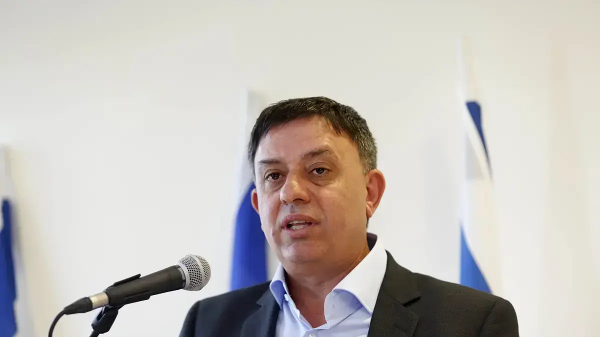 השר להגנת הסביבה אבי גבאי במסיבת עיתונאים על התפטרותו, 27 במאי השר להגנת הסביבה אבי גבאי במסיבת עיתונאים על התפטרותו, 27 במאי