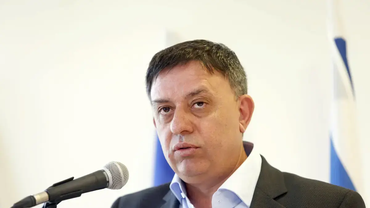 השר להגנת הסביבה אבי גבאי במסיבת עיתונאים על התפטרותו, 27 במאי השר להגנת הסביבה אבי גבאי במסיבת עיתונאים על התפטרותו, 27 במאי