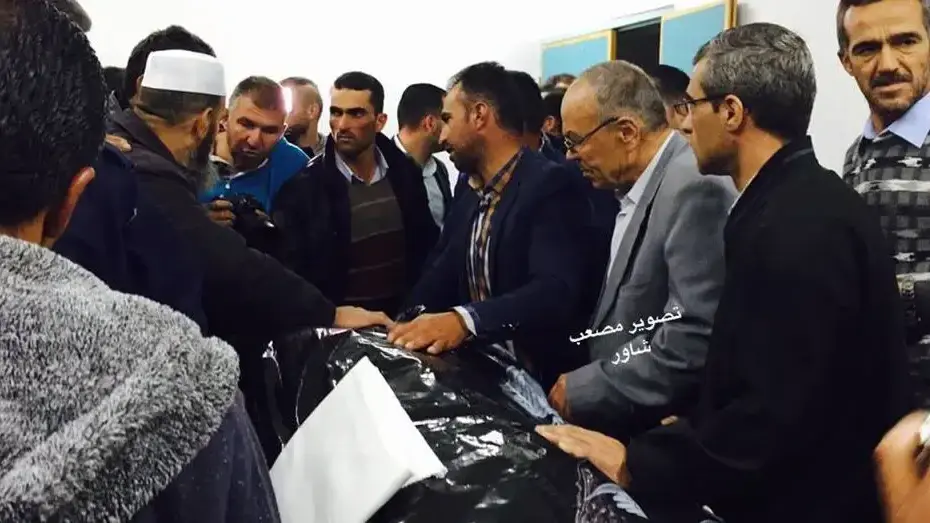 גופתו של עבד אל-פתאח א-שריף, המחבל שביצע פיגוע דקירה בחברון ונורה בידי החייל אלאור אזריה, לאחר העברתו לידי הרשות הפלסטינית, מאי 2016 גופתו של עבד אל-פתאח א-שריף, המחבל שביצע פיגוע דקירה בחברון ונורה בידי החייל אלאור אזריה, לאחר העברתו לידי הרשות הפלסטינית, מאי 2016