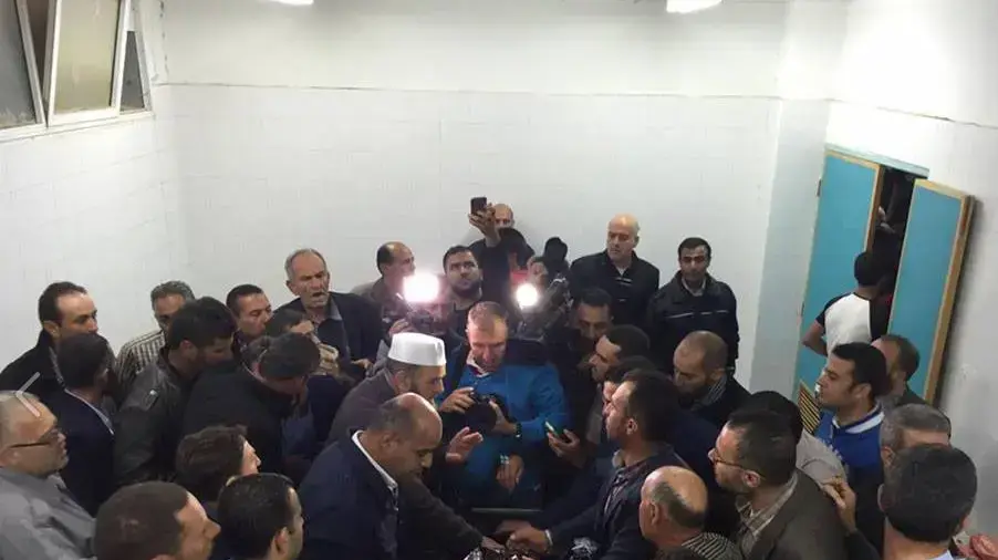 גופתו של עבד אל-פתאח א-שריף, המחבל שביצע פיגוע דקירה בחברון ונורה בידי החייל אלאור אזריה, לאחר העברתו לידי הרשות הפלסטינית, מאי 2016 גופתו של עבד אל-פתאח א-שריף, המחבל שביצע פיגוע דקירה בחברון ונורה בידי החייל אלאור אזריה, לאחר העברתו לידי הרשות הפלסטינית, מאי 2016