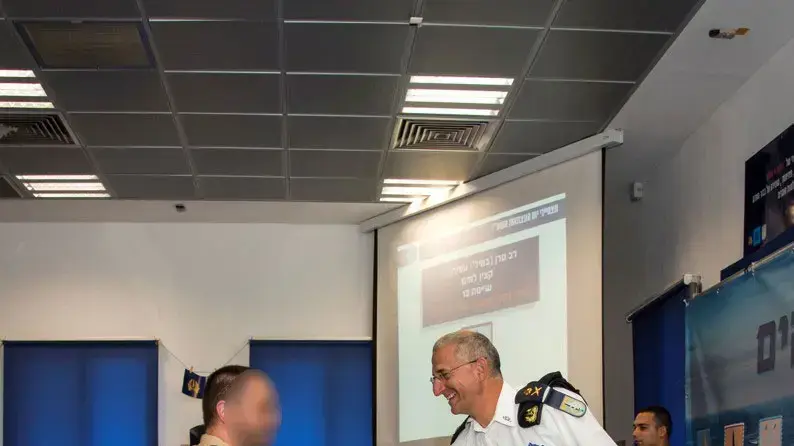 רס?ן במיל? עמית מטקס מצטיינים בחיל הים, עם מפקד זרוע הים אלוף רם רוטברג. בתמונה המשפחתית- הוריו ואחייניו.