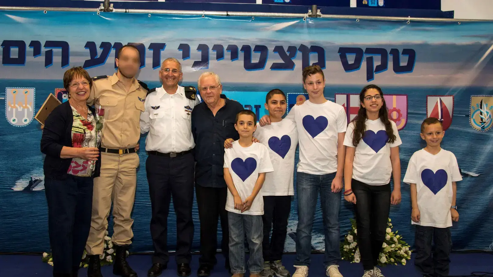 רס?ן במיל? עמית מטקס מצטיינים בחיל הים, עם מפקד זרוע הים אלוף רם רוטברג. בתמונה המשפחתית- הוריו ואחייניו.