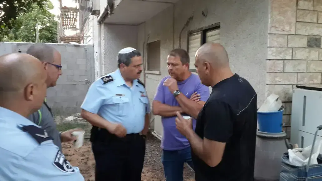 מפכ"ל המשטרה רוני אלשיך בלוד, באזור שבו נורה למוות חשוד ברצח הכפול בראשון לציון, 28 במאי 2016 מפכ"ל המשטרה רוני אלשיך בלוד, באזור שבו נורה למוות חשוד ברצח הכפול בראשון לציון, 28 במאי 2016