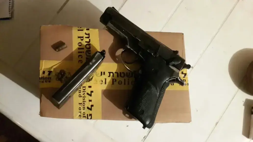 האקדח של החשוד ברצח הכפול בראשון לציון, 28 במאי 2016 האקדח של החשוד ברצח הכפול בראשון לציון, 28 במאי 2016