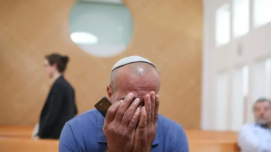 אביו של הנרצח דן מור בפסק דין של חשוד ברצח במועדון הואן גוך, בית המשפט העליון, ירושלים. מאי 2016 אביו של הנרצח דן מור בפסק דין של חשוד ברצח במועדון הואן גוך, בית המשפט העליון, ירושלים. מאי 2016