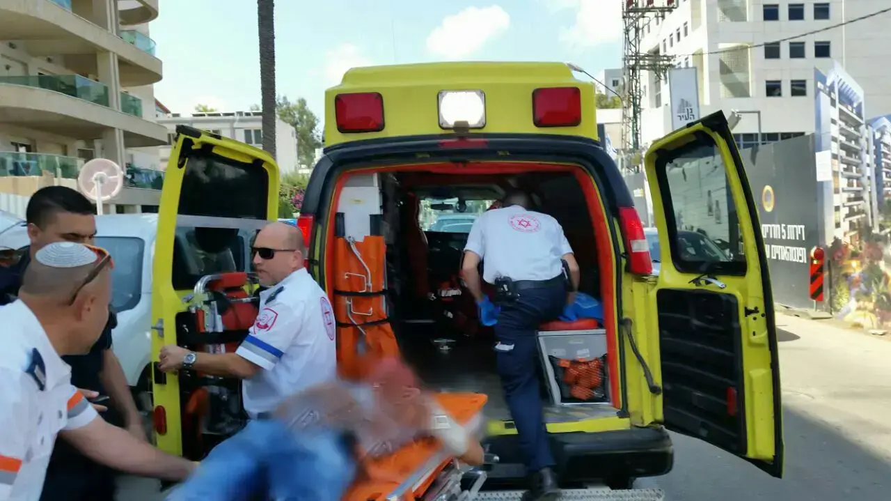 פועל נפצע באתר בניה, נהריה. מאי 2016 פועל נפצע באתר בניה, נהריה. מאי 2016