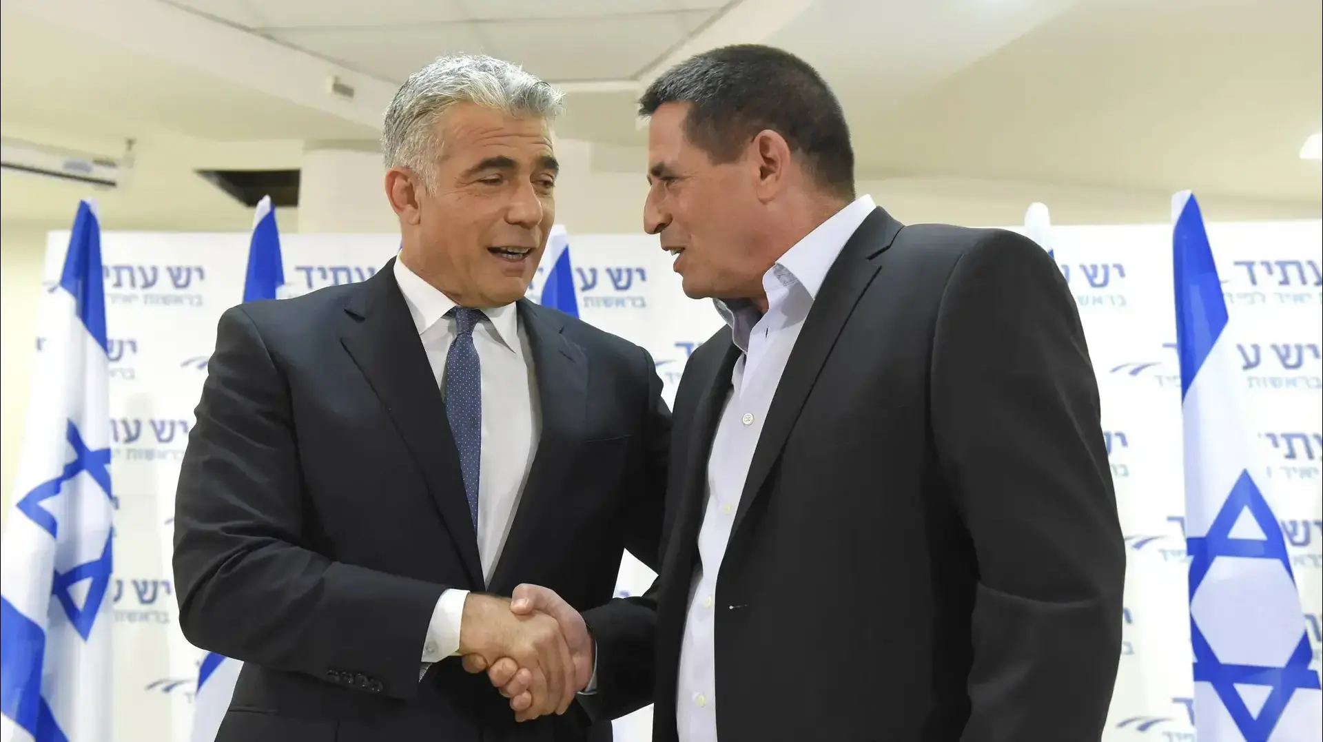 ח"כ יאיר לפיד וניצב בדימוס יואב סגלוביץ - במסיבת עיתונאים ח"כ יאיר לפיד וניצב בדימוס יואב סגלוביץ - במסיבת עיתונאים