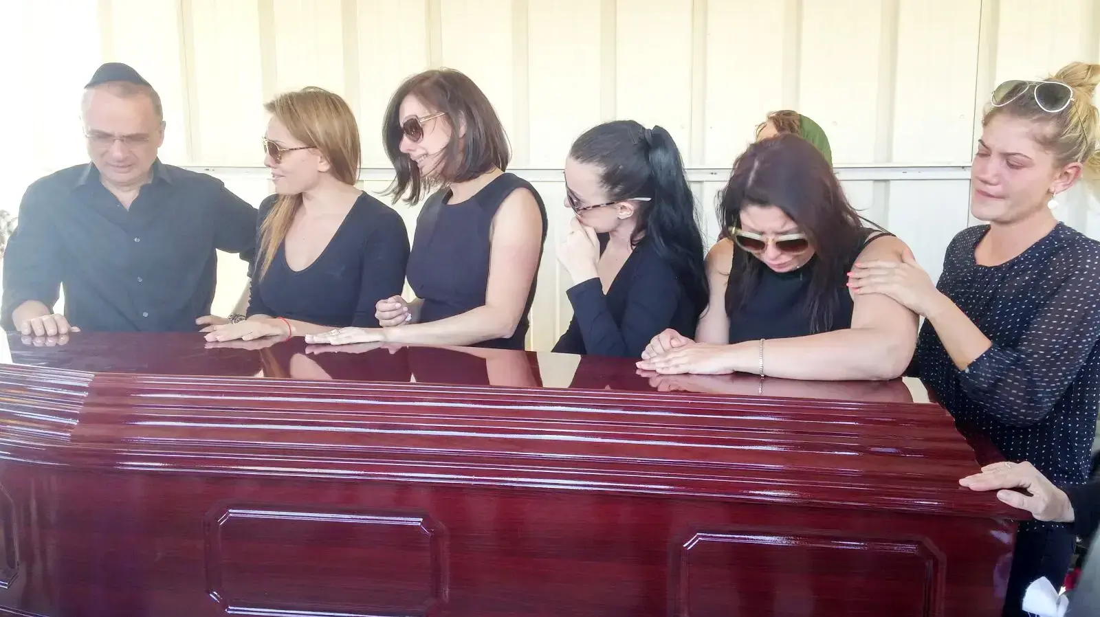 הלוויתה של אנסטסיה רוסנוב שנרצחה על ידי בעלה בראשון לציון, בבית העלמין בגבעת ברנר הלוויתה של אנסטסיה רוסנוב שנרצחה על ידי בעלה בראשון לציון, בבית העלמין בגבעת ברנר