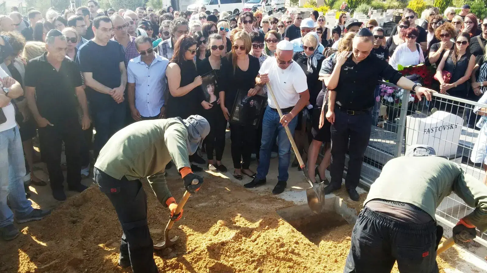 הלוויתה של אנסטסיה רוסנוב שנרצחה על ידי בעלה בראשון לציון, בבית העלמין בגבעת ברנר הלוויתה של אנסטסיה רוסנוב שנרצחה על ידי בעלה בראשון לציון, בבית העלמין בגבעת ברנר
