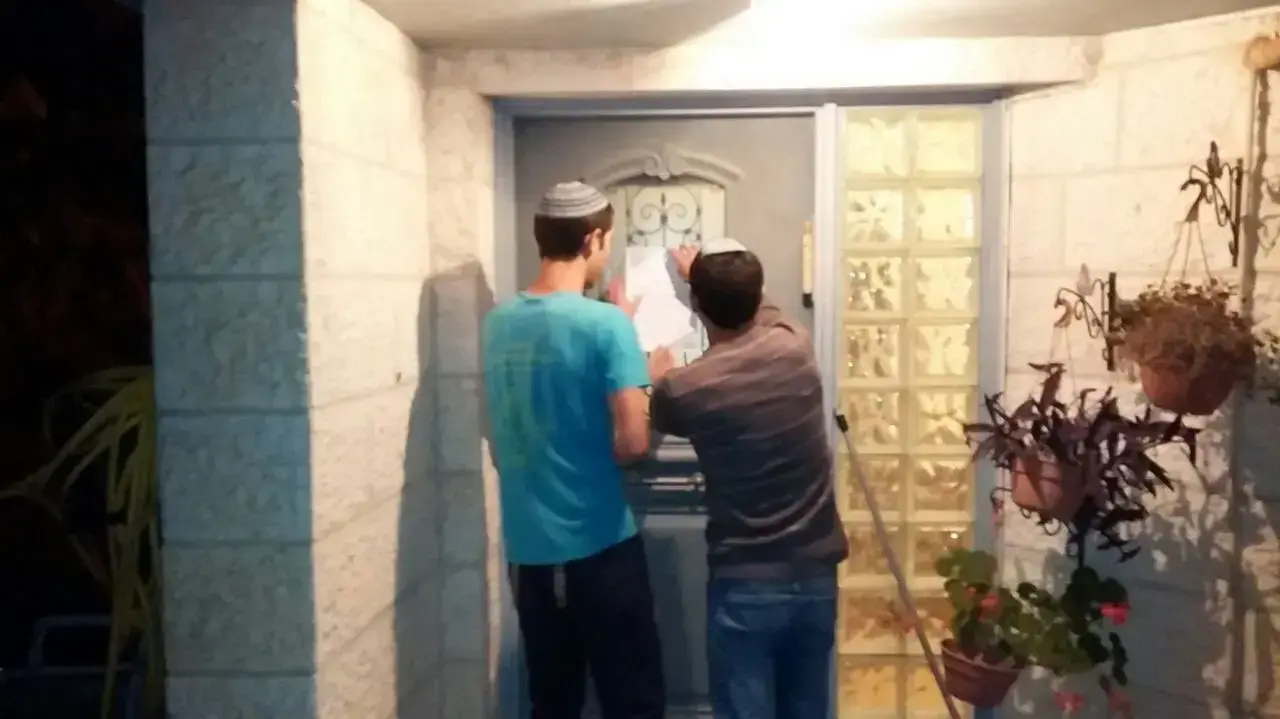 קמפיין של תושבי עמונה למניעת פינוי בתיהם - הדבקת צווי פינוי על דלתות בתי התנחלויות קמפיין של תושבי עמונה למניעת פינוי בתיהם - הדבקת צווי פינוי על דלתות בתי התנחלויות