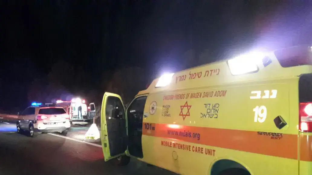 זירת תאונת דרכים בכביש 2357 ליד באר שבע וחצרים בין רכב פרטי לגמלים 30 מאי 2016