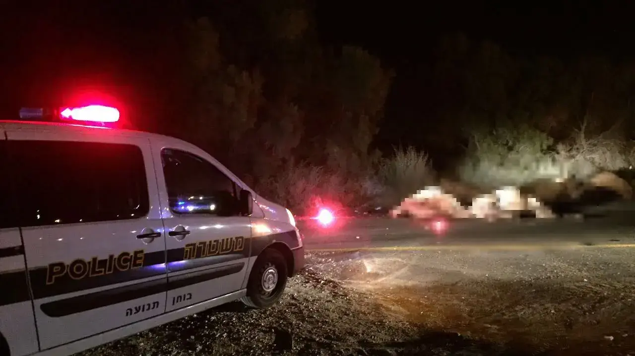 זירת תאונת דרכים בכביש 2357 ליד באר שבע וחצרים בין רכב פרטי לגמלים 30 מאי 2016 זירת תאונת דרכים בכביש 2357 ליד באר שבע וחצרים בין רכב פרטי לגמלים 30 מאי 2016