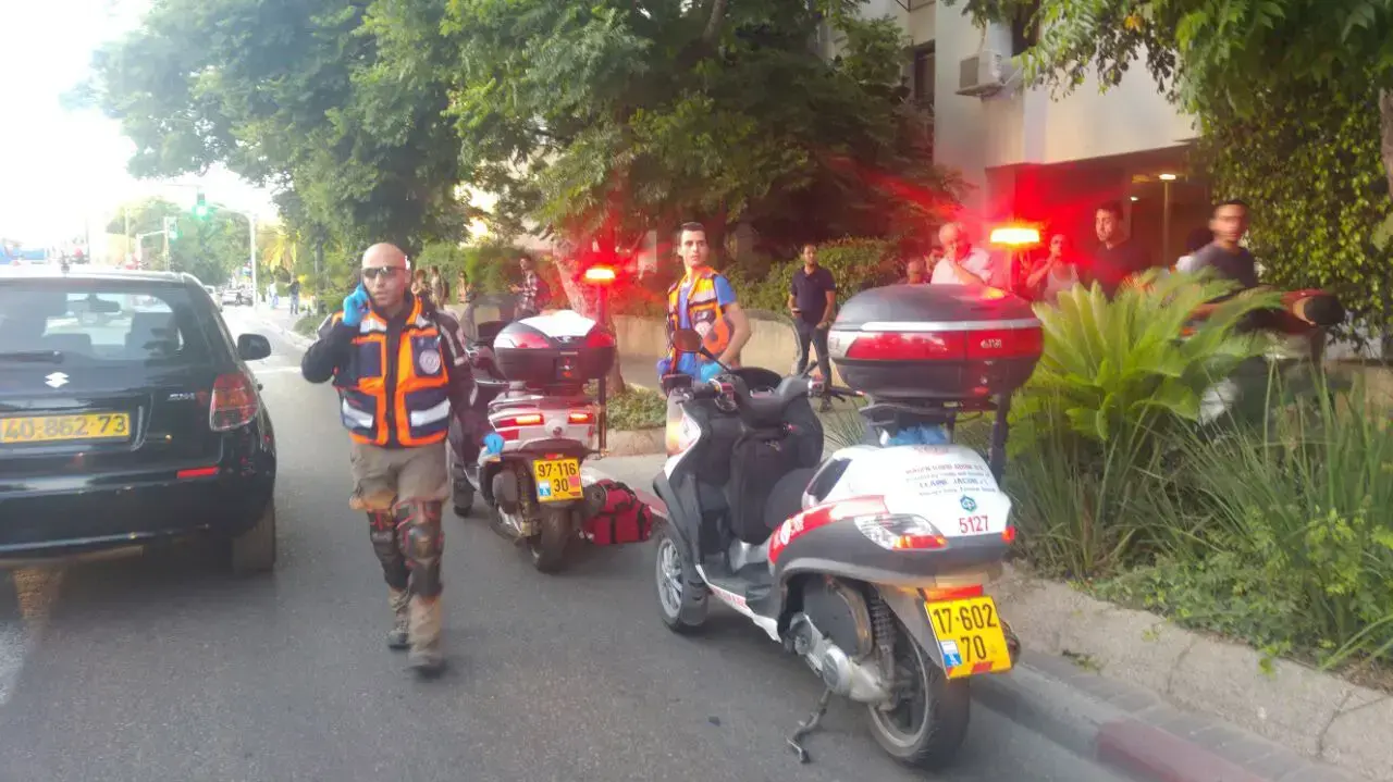 זירת דקירה רחוב פרי מגדים בתל אביב זירת דקירה רחוב פרי מגדים בתל אביב