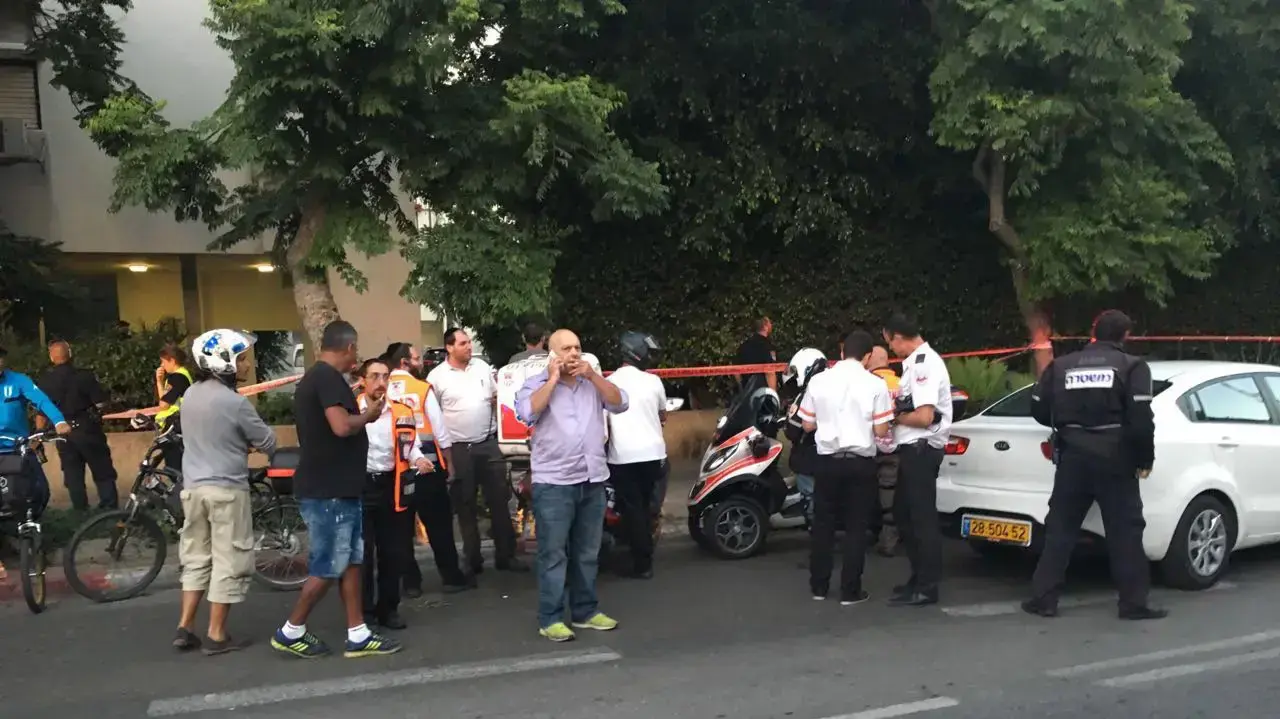 זירת פיגוע דקירה בתל אביב רחוב פרי מגדים זירת פיגוע דקירה בתל אביב רחוב פרי מגדים