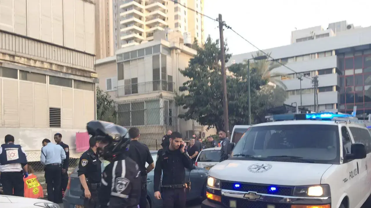 זירת פיגוע דקירה בתל אביב רחוב פרי מגדים
