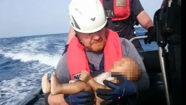 תמונה של תינוק שנמשה מהים התיכון לאחר שספינת פליטים שעליה שהה התהפכה, מאי 2016 תמונה של תינוק שנמשה מהים התיכון לאחר שספינת פליטים שעליה שהה התהפכה, מאי 2016